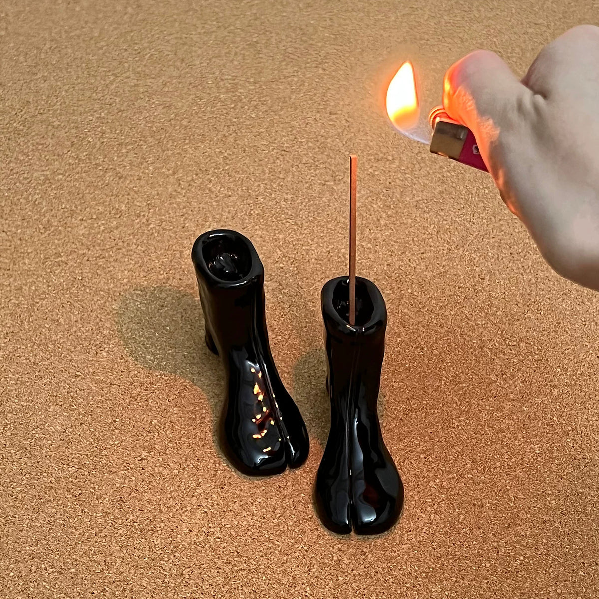 Black / Single Tabi high-heel ceramic incense holder by 000503