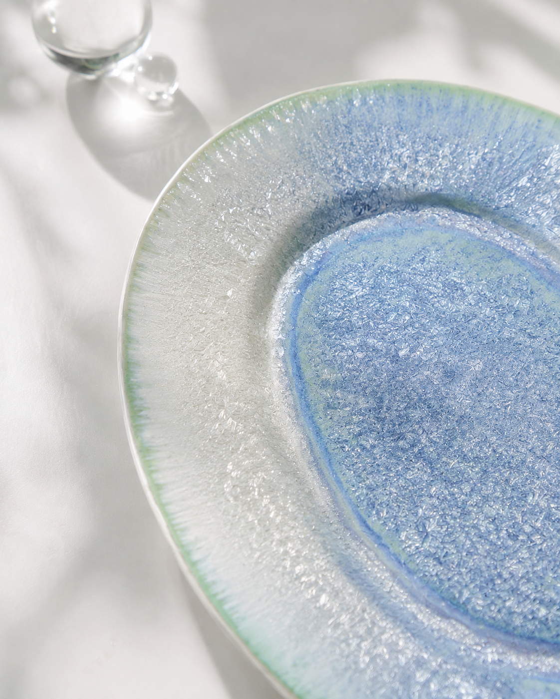 Organic oval edge of the PiGoo handmade brunch plate